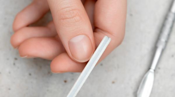 de ce se ingalbenesc unghiile cauze si remedii pentru rezolvarea acestei probleme