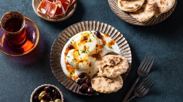 mic dejun din turcia ilbir incearca reteta de oua turcesti cu iaurt