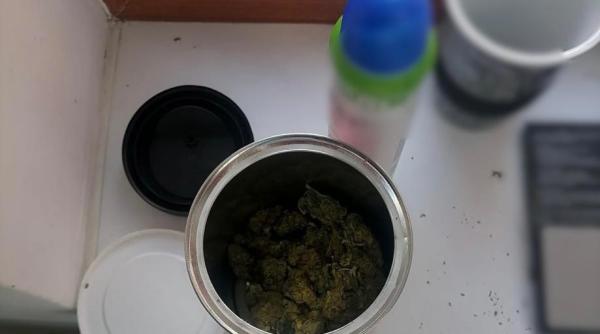 patru barbati arestati pentru trafic de droguri politistii au gasit asupra lor sute de grame de canabis