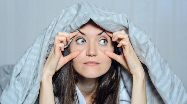 de ce nu ar trebui sa dormi cu lentilele pe ochi nici macar o noapte