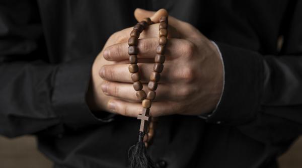 un preot din slovenia acuzat pentru abuz sexual si psihologic a fost acceptat intr o dieceza beneficiaza de aceleasi drepturi