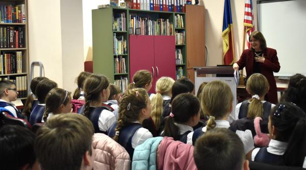 ambasadoarea kathleen kavalec oaspete de onoare in targu mures le a citit copiilor cea mai iubita poezie de peste ocean