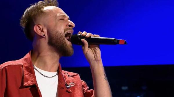 johnny badulescu a reusit sa intoarca toate scaunele de la vocea romaniei theo rose in lacrimi dupa ce si a dat seama cine este video