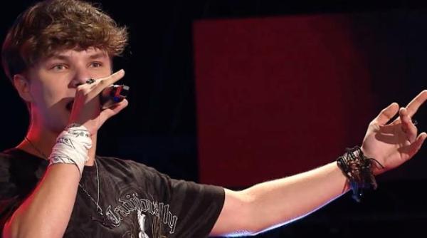 la doar 16 ani raul nica a intors toate scaunele cu o piesa rock la vocea romaniei tudor chirila i a transmis un mesaj creat de inteligenta artificiala video