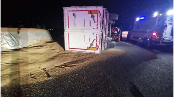 tir rasturnat pe podul de la braila soferul in stare grava la spital