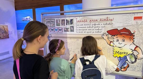 ziua pisicilor negre la muzeul antipa mascota marky i a indemnat pe copii sa scrie despre timbre