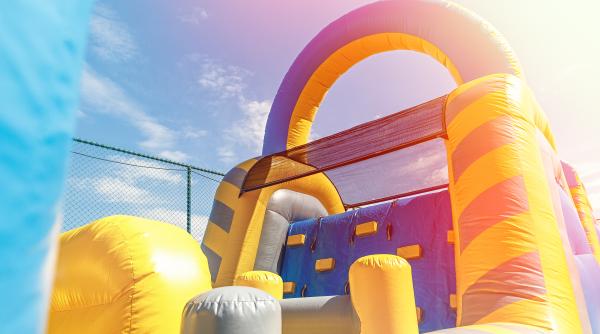 un tobogan gonflabil in care se aflau 12 copii s a rasturnat la festivalul oktoberfest din capitala