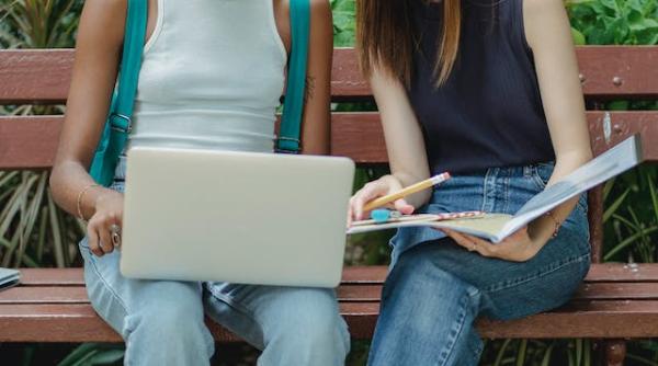 burse de mii de euro in franta si italia pentru studenti fabiola girneata explica marea fuga a tinerilor din romania