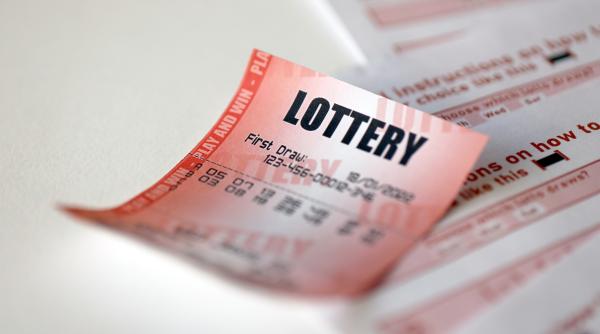 o femeie a pierdut 12 milioane de dolari la loto dupa ce a aruncat biletul la gunoi