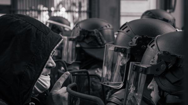 alerta la paris politia a impuscat o femeie care ameninta civilii la metrou video