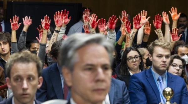 blinken intrerupt de protestatarii anti razboi prezenti in senatul sua si au vopsit mainile in culoare rosie si au scandat pentru incetarea focului