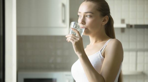 de ce sa bei apa cu sare dimineata pe stomacul gol