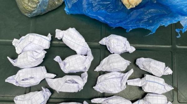 patru persoane au fost retinute pentru 30 de zile pentru trafic de droguri de mare risc