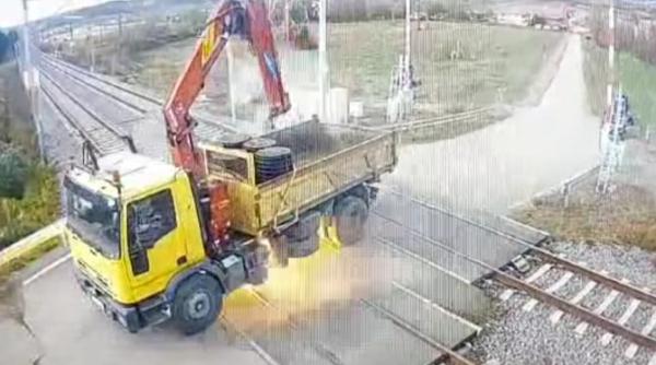 intarzieri in circulatia trenurilor dorel a rupt firele de contact de la o trecere cu cale ferata video