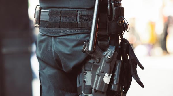 perchezitie domiciliara in prahova o persoana a fost retinuta pentru infractiuni informatice si spalare de bani