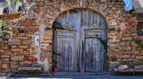 credeai ca nu exista ceva mai bun decat casele la 1 euro din italia iata ca exista se dau zeci de mii de euro pentru populare oferte din elvetia irlanda spania si italia