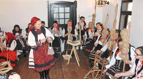 amintiri de pe vremea bunicilor bulai despre ceata si sezatorile de odinioara oamenii aia fara curent fara tv fara radio credeau ca ceausescu e rege