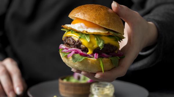 bill gates aduce in romania burgerul vegan cat costa cel mai nou produs in care a investit miliardarul