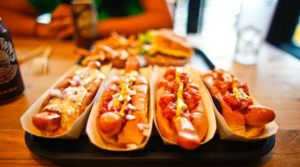 un imigrant grec ar fi inventat celebrul coney dog din sua povestea celei mai mari rivalitati din detroit intre doi frati greci a inceput in 1910 si este la a treia generatie