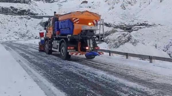 circulatia pe trasfagarasan in conditii de iarna dupa prima ninsoare de luni transfagarasan si transalpina vor fi inchise
