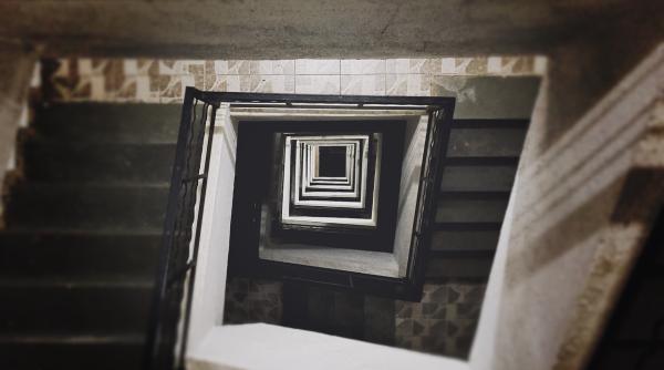 caz socant intr un bloc din bucuresti o femeie a murit dupa ce un barbat a stropit o cu benzina si i a dat foc