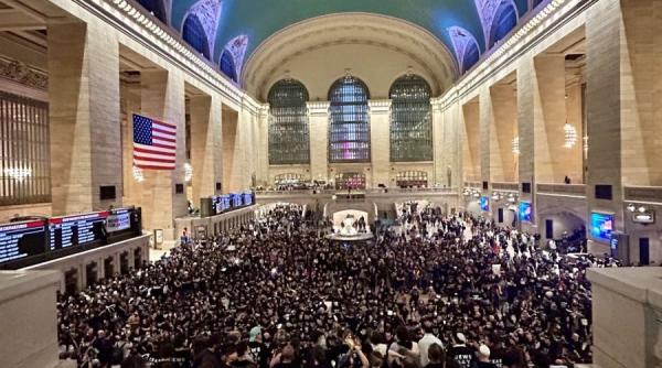 activistii evrei au ocupat statuia libertatii pentru a cere incetarea focului palestinienii ar trebui sa fie liberi