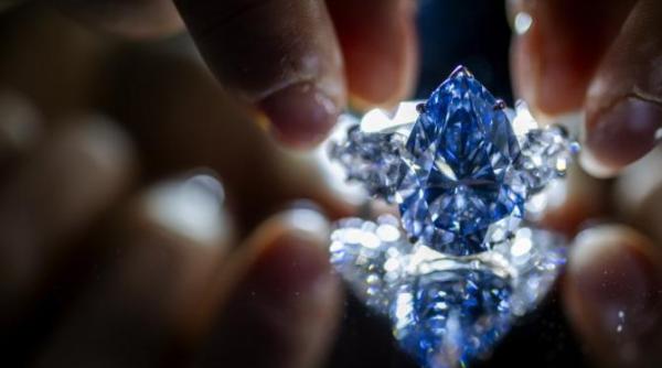 diamantul bleu royal a fost vandut cu aproape 44 de milioane de dolari la o licitatie din geneva