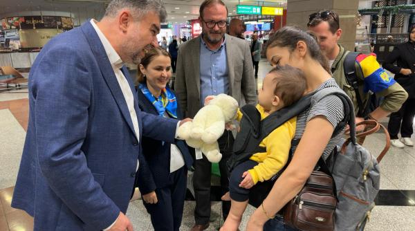 premierul ciolacu in aeroport alaturi de romanii din fasia gaza in seara asta vor dormi in romania in siguranta galerie foto