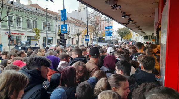 imbulzeala la saorma gratis de black friday sute de tineri din cluj s au inghesuit la o coada de zeci de metri galerie foto