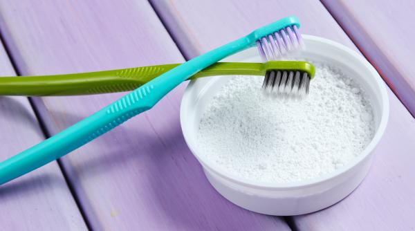 truc interesant cu bicarbonat de sodiu pentru albirea dintilor