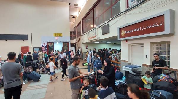 alti 86 de romani evacuati din fasia gaza prin punctul de frontiera rafah se indreapta spre cairo foto