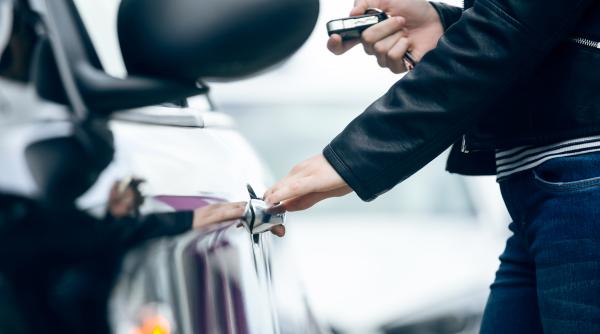 daca nu mergi 1000 km pe luna cu masina e mai ieftin cu taxi ul iancu guda a calculat suma pe care o blocheaza romanii pe masini