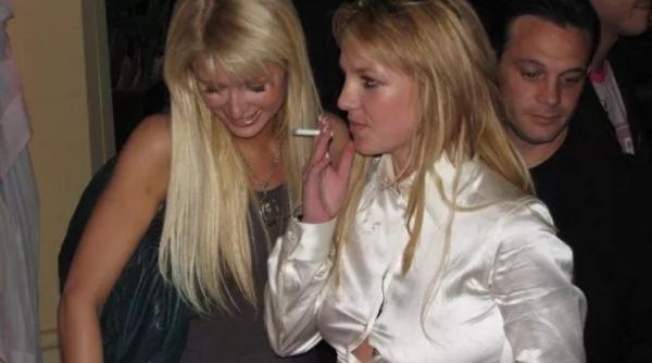 ma facea sa plutesc pentru cateva ore eram mai putin deprimata noaptea de pomina pe care britney spears a petrecut o impreuna cu paris hilton si lindsay lohan