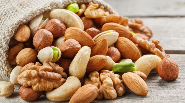 consumul zilnic de nuci beneficii surprinzatoare pentru creier satietate si starea de spirit