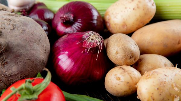 de ce nu trebuie sa pastrezi cartofii langa ceapa