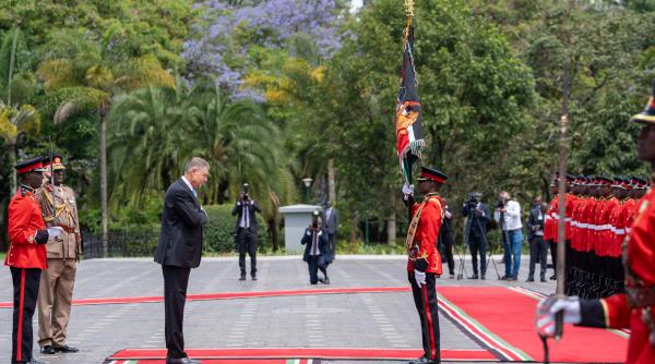 imnul romaniei varianta africana desteapta te romane a fost cantat pe note mai vesele in kenya in prezenta lui klaus iohannis video