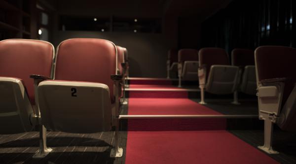 smecheriile care elimina publicul de la teatru o dibacie mondiala care afecteaza grav romania