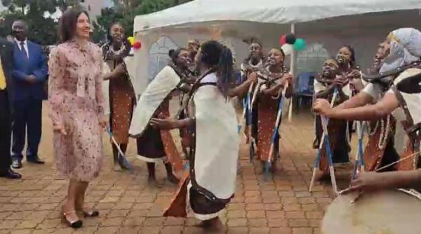 imagini virale cu carmen iohannis dansand alaturi de fetele din africa video