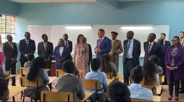 klaus iohannis le a spus elevelor din kenya ca nu mai are timp liber de cand e presedinte cateodata este ciudat video in articol