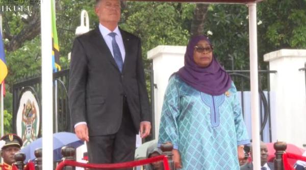 presedintele iohannis a fost primit cu salve de tun in tanzania video