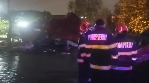 prapad la constanta sambata seara acoperisul unui bloc s a prabusit peste masini iar o barja cu 3 oameni a fost luata de furtuna video