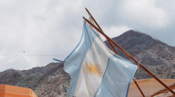 argentinienii isi aleg presedintele in al doilea tur de scrutin ministrul economiei sergio massa vs ultraliberalul javier milei