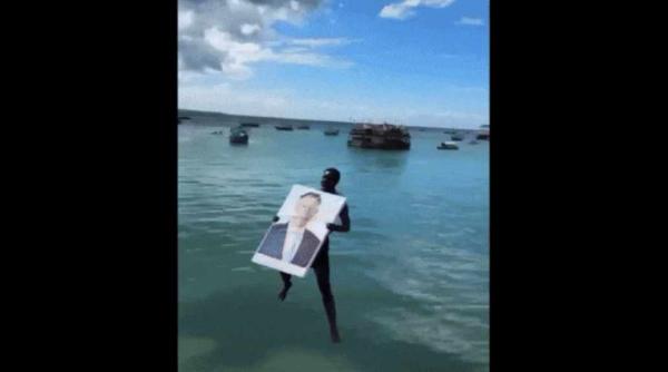 ceremonie neobisnuita in tanzania localnicii au sarit cu tabloul lui klaus iohannis in apa strigand hakuna matata foto in articol