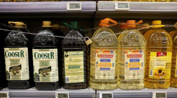 sunt imaginile momentului din supermarketurile din spania raionul de ulei inchis cu lacat se intampla si n carrefour si auchan galerie foto