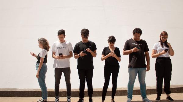 fara sa stie tinerii progresisti strang semnaturi pentru desfiintarea telefoanelor mobile si a bicicletelor electrice