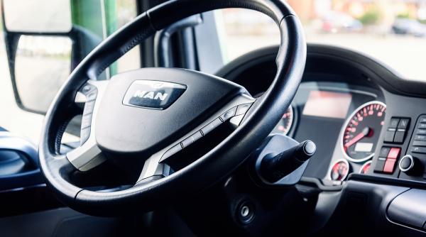 un sofer s a inecat cu o bomboana in timp ce conducea si a calcat trei oameni pe trotuar in zarnesti