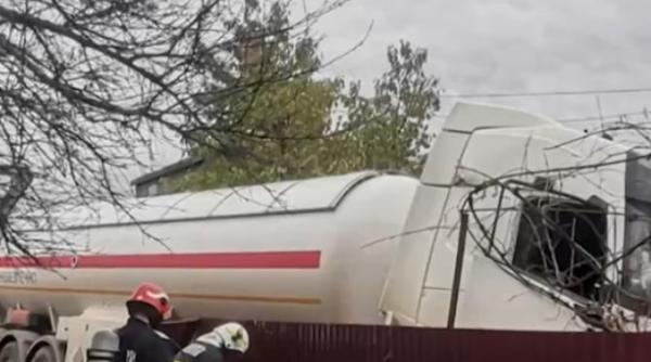 pericol de explozie intr o comuna din iasi o autocisterna incarcata cu gpl a lovit o teava de gaze