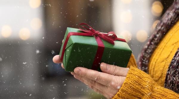 suntem darnici si umani doar de sarbatori bulai de craciun fii mai bun ok dar nu demonstrativ ne dam crestini fara sa fim de adevaratelea valcu cand ii vad cu punga aia de plastic