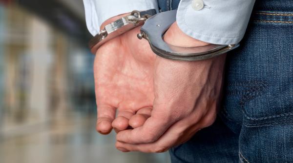 tanarul de 20 de ani care a injungiat doua femei peste care a intrat in casa a fost retinut