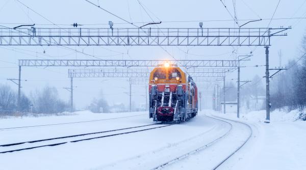 un tren cu 130 de calatori blocat pe camp fara caldura